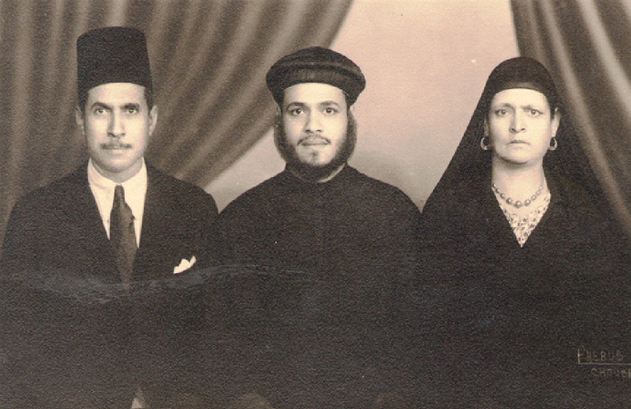 4 صورة نادرة لنيافة أنبا ميخائيل مطران أسيوط مع والديه