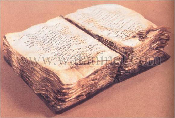 كتاب المزامير – مازال  محتفظا بغلافية  الخشب و بقايا جلد الكعب و قطعة Ø