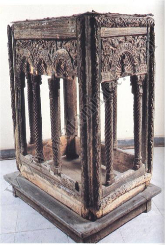 مذبح خشبى من كنيسة القديسيين سرجيوس وواخس (أبى سرجة) بمصر القديمة  الق