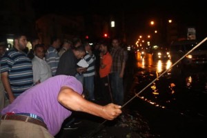 ​محافظ دمياط يتفقد حالة الشوارع ليلا أثناء سقوط الأمطار 2