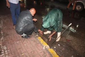 ​محافظ دمياط يتفقد حالة الشوارع ليلا أثناء سقوط الأمطار 3