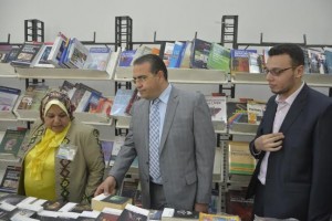 اقبال جماهيرى خلال افتتاح معرض جامعة المنصورة الخامس للكتاب7