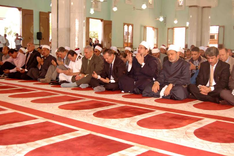 وزير الاوقاف يؤدي صلاة الجمعة مع شيخ الازهر بالساحة