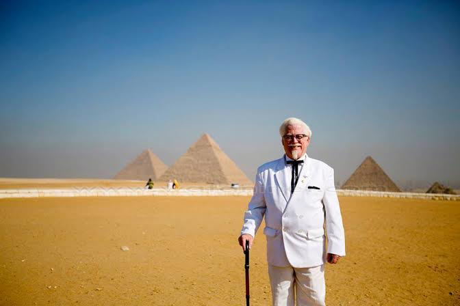 بالصور .. سفير سلسلة “كنتاكي”يقوم بجولة في الأهرامات – وطنى
