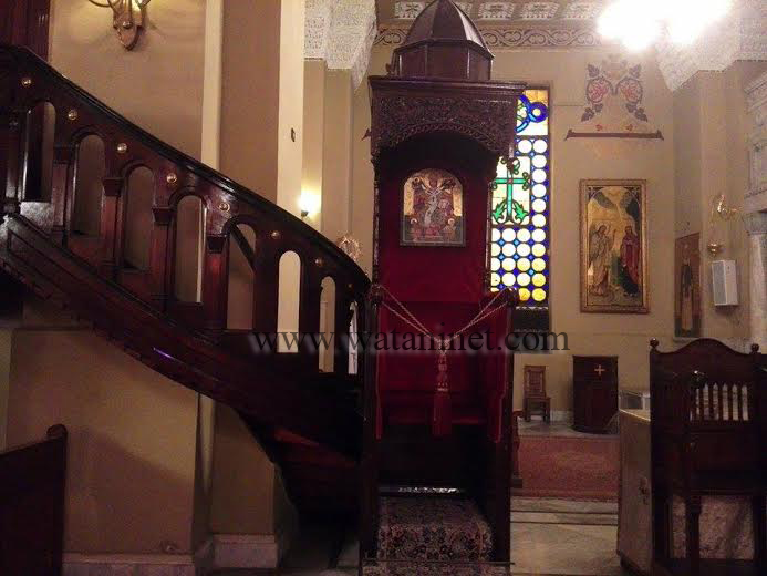 العرش البطريركي المذهب القابع يميناً في صحن الكنيسة