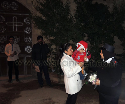 بالصور رجال الشرطة يهدون الأقباط الورود في احتفالات رأس الس بالأقصر  (5)