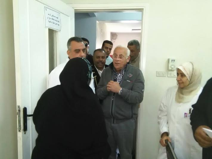 محافظ بورسعيد يمنح العاملين بمستشفى الرمد مكافأة عشرة الاف جنيه3