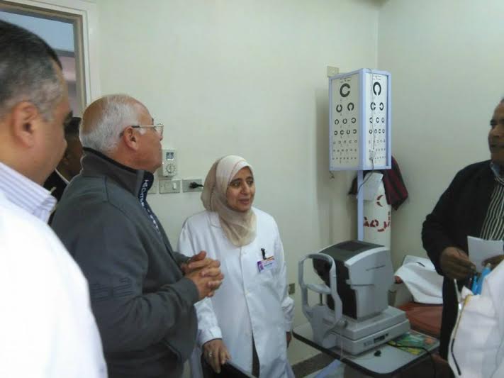 محافظ بورسعيد يمنح العاملين بمستشفى الرمد مكافأة عشرة الاف جنيه4