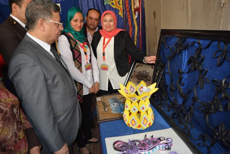 وزير القوى العاملة يفتتح معرض الفنون التشكيلية بديوان عام الوزارة2