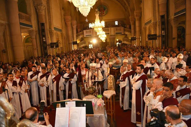 حشود تصلي مع البابا في خميس العهد بالإسكندرية