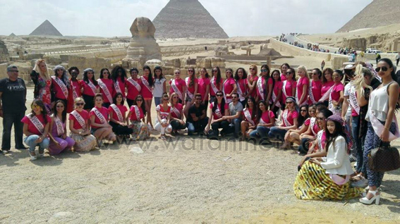 ملكات جمال العالم يلتقطون الصور التذكارية امام الأهرامات  (1)