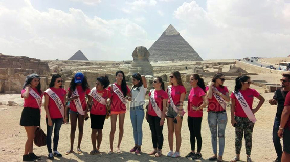 ملكات جمال العالم يلتقطون الصور التذكارية امام الأهرامات  (3)