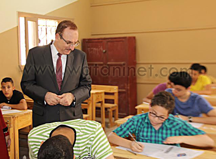 محافظ بني سويف يتفقد   لجان امتحانات الإعدادية