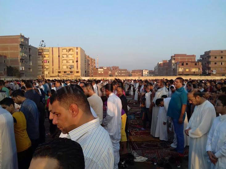 آلاف المواطنين يؤدون صلاة العيد