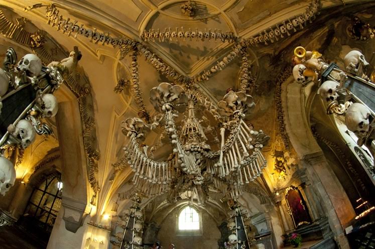 اكتشاف  كنيسة بولندية بها جماجم وعظام بشر  1