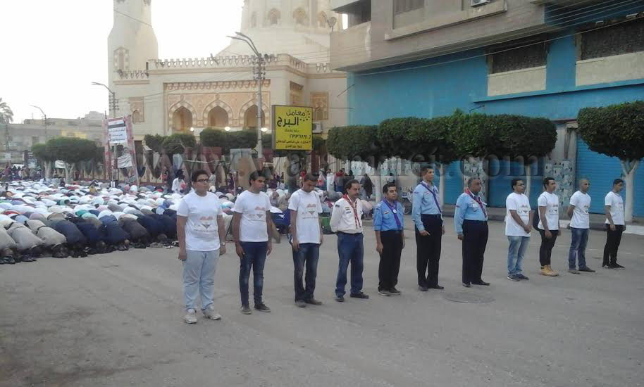 الشباب القبطي ببني سويف يشاركون في تامين صلاة العيد  1