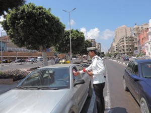 الشرطة تهنيء أهالي الثغر بالعيد بتوزيع الزهور 2