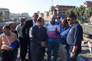 جولة لمحافظ الإسكندرية يطالب خلالها رؤساء الأحياء بحل  مشاكل الصرف الصحي  (1)