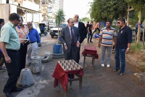 جولة لمحافظ الإسكندرية يطالب خلالها رؤساء الأحياء بحل  مشاكل الصرف الصحي  (2)