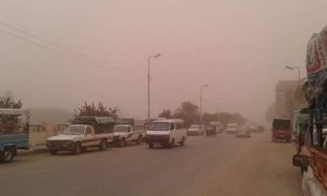 عاصفة رملية تجتاح المنيا تحجب الرؤية على الطرق 1