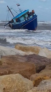 لحظة انقاذ مركب علي متنها ١٤ صياد قبل الغرق في بحر رشيد