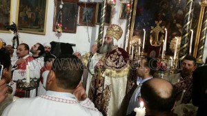 الرئيس الفلسطيني يًهنيء مطران القدس في كنيسة المهد