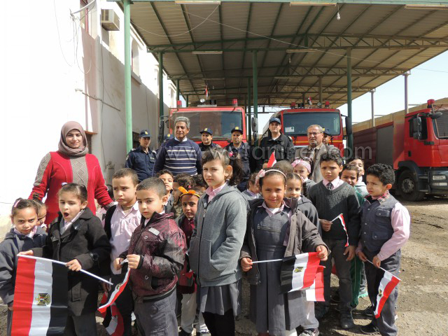 استقبال  أطفال الروضة بقسم الشرطة بخوذ الإطفاء وبأيديهم علم مصر (10)