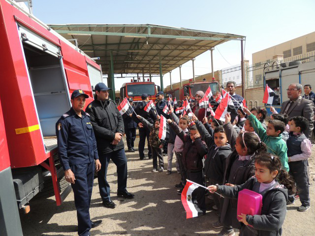 استقبال  أطفال الروضة بقسم الشرطة بخوذ الإطفاء وبأيديهم علم مصر (11)