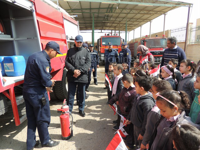 استقبال  أطفال الروضة بقسم الشرطة بخوذ الإطفاء وبأيديهم علم مصر (12)