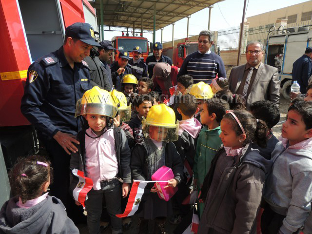 استقبال  أطفال الروضة بقسم الشرطة بخوذ الإطفاء وبأيديهم علم مصر (13)