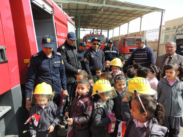 استقبال  أطفال الروضة بقسم الشرطة بخوذ الإطفاء وبأيديهم علم مصر (14)