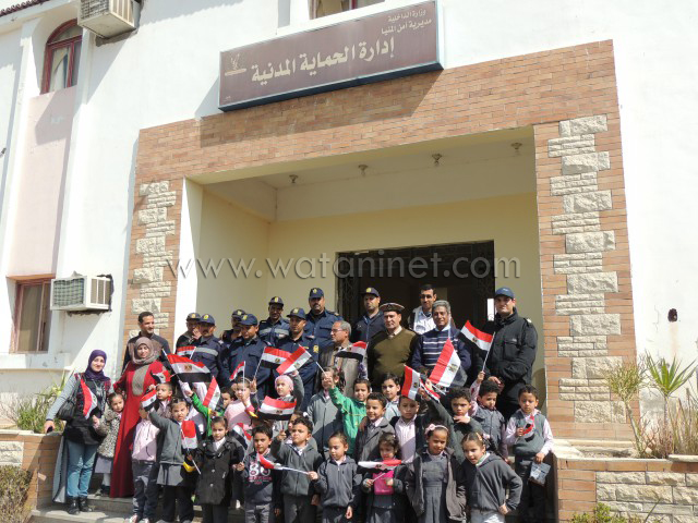 استقبال  أطفال الروضة بقسم الشرطة بخوذ الإطفاء وبأيديهم علم مصر (15)