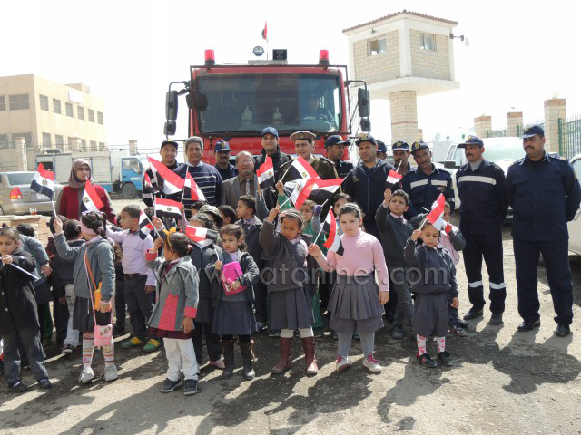 استقبال  أطفال الروضة بقسم الشرطة بخوذ الإطفاء وبأيديهم علم مصر (17)