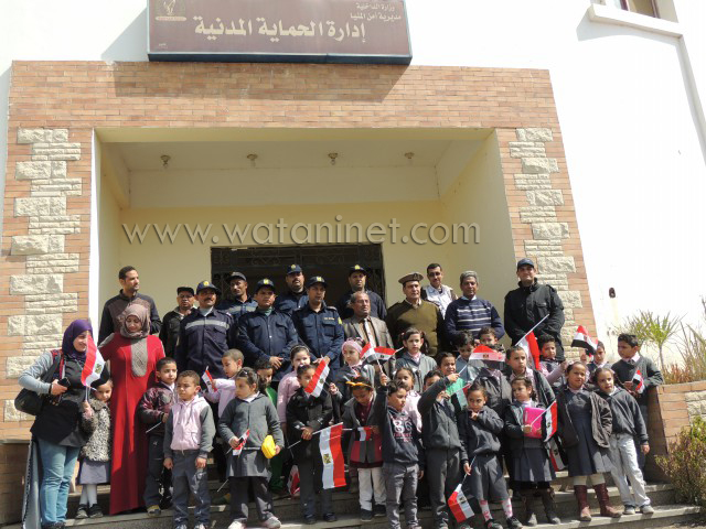 استقبال  أطفال الروضة بقسم الشرطة بخوذ الإطفاء وبأيديهم علم مصر (20)