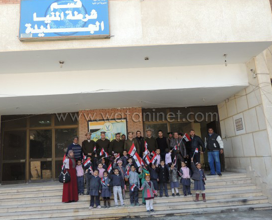 استقبال  أطفال الروضة بقسم الشرطة بخوذ الإطفاء وبأيديهم علم مصر (5)