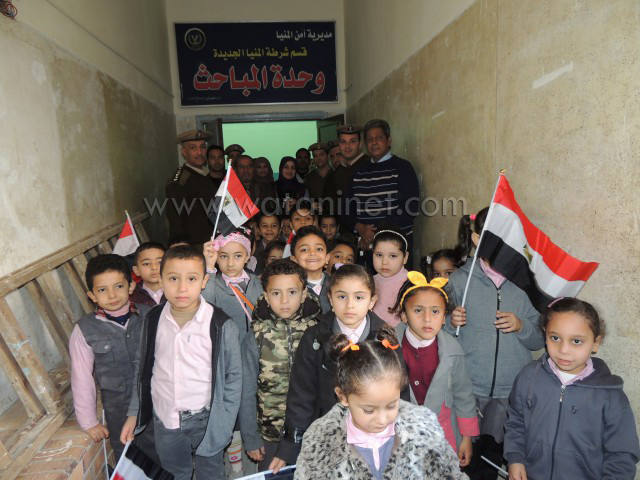 استقبال  أطفال الروضة بقسم الشرطة بخوذ الإطفاء وبأيديهم علم مصر (8)