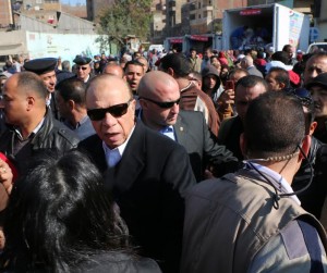 محافظ القاهرة يتفقد القافلة التموينية بميدان المطرية