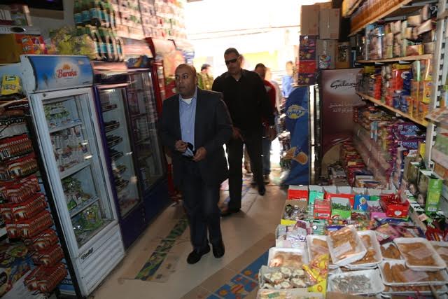 جولة مفاجأة لمحافظ المنوفية على الأسواق بمدينة قويسن (1)