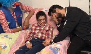 تامر حسني يزور طفلة مريضة بالسرطان طلبت رؤيته بمستشفى 57357