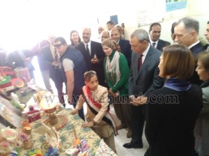 سفير أمريكا يزور مدرسة في قرية بصعيد مصر‬
